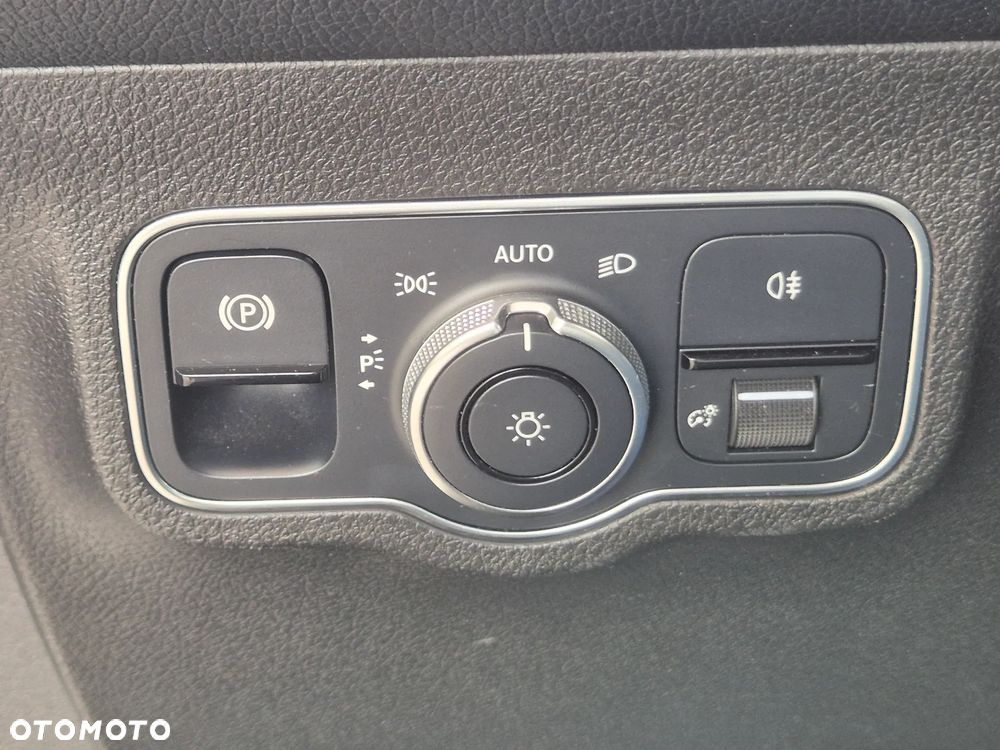 Mercedes-Benz GLB 200 7G-DCT - 29