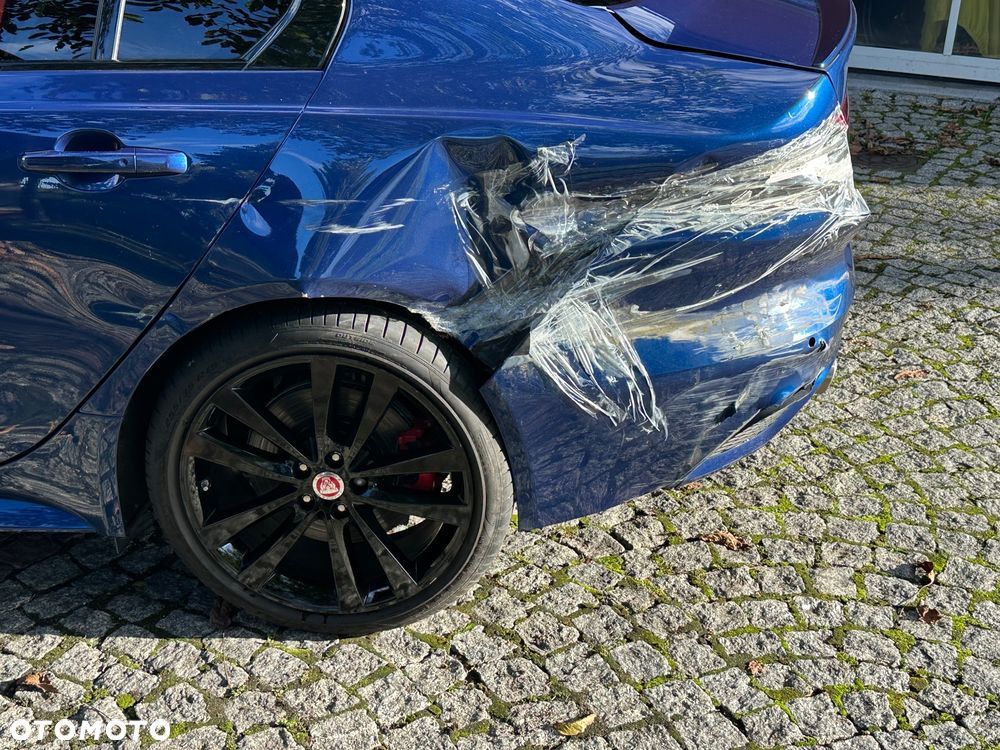 Jaguar XE 2.0 P300 AWD R-Dynamic HSE - 23