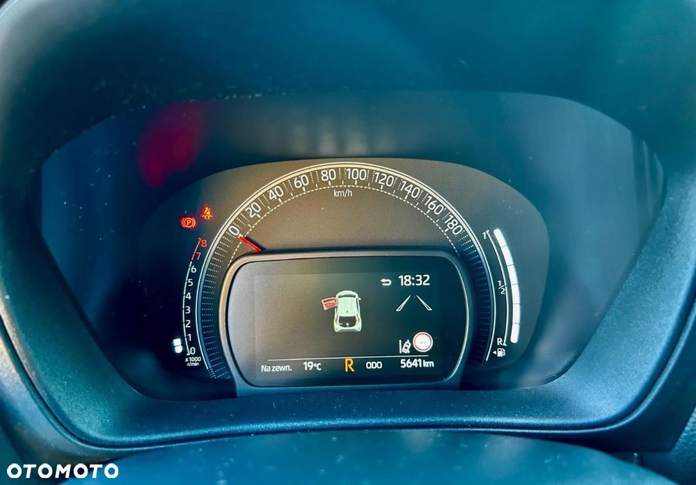 Toyota Aygo x.shift x-play connect - 12