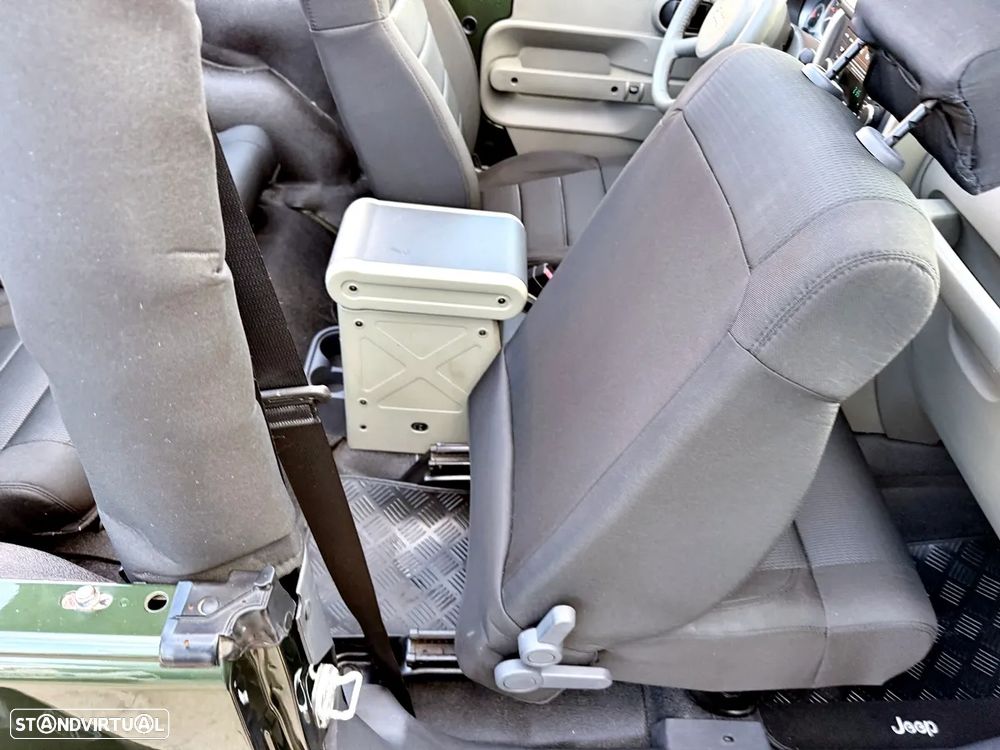 Jeep Wrangler 2.8 CRD ATX Sport - 26