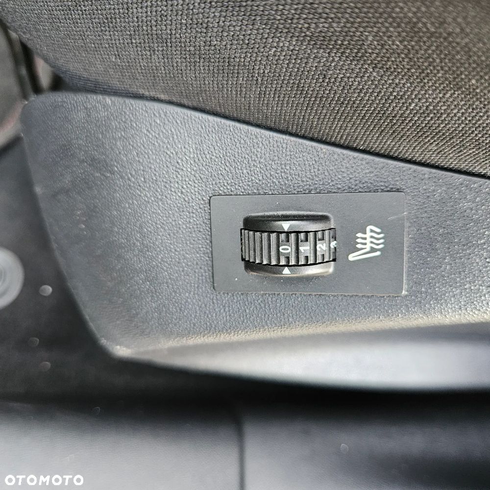 Peugeot 208 - 16