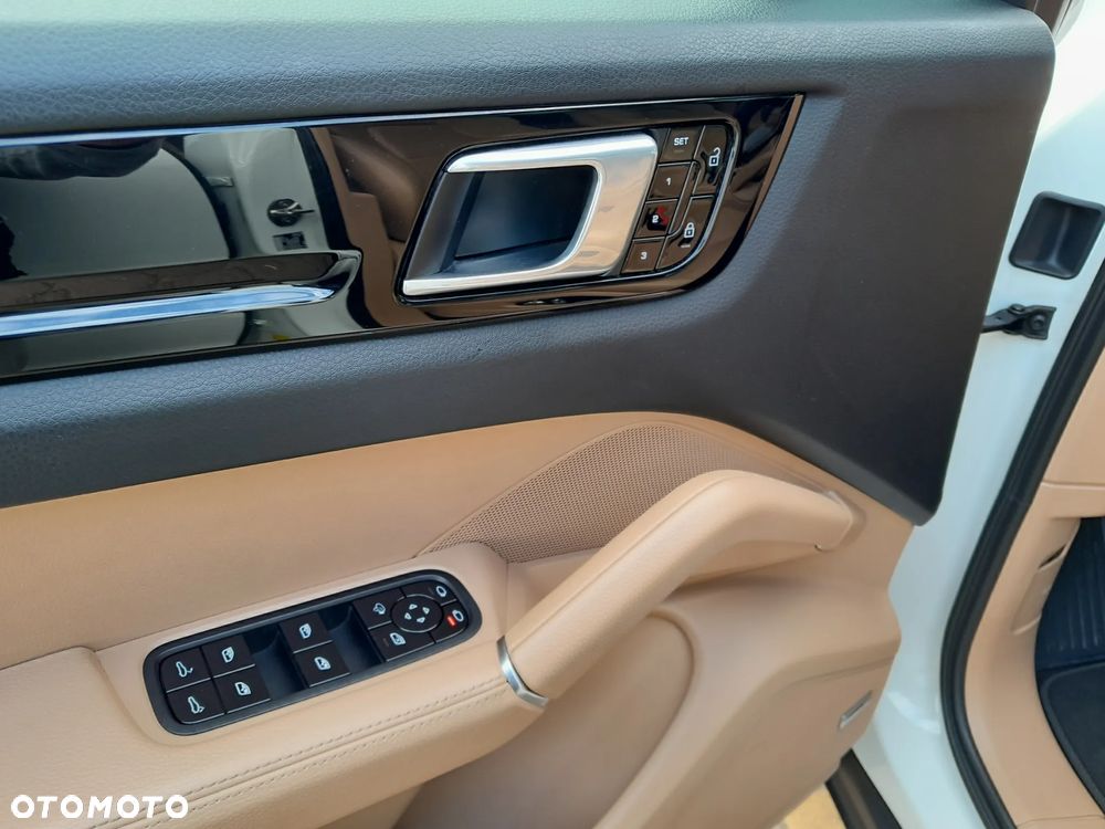 Porsche Cayenne - 16