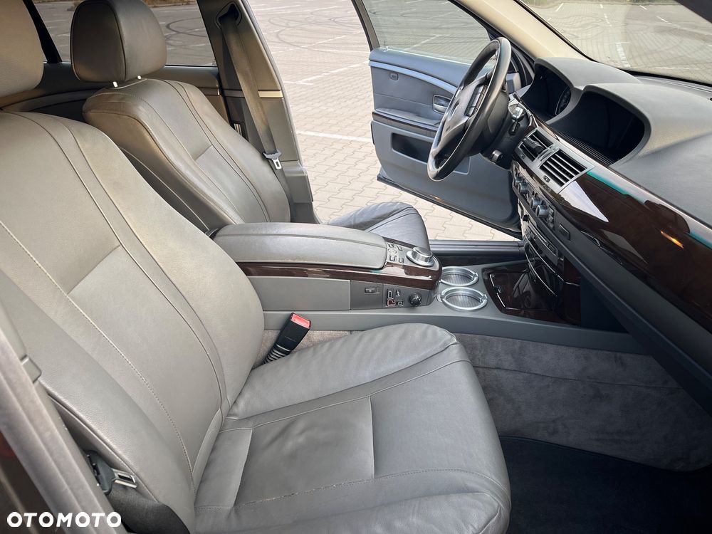 BMW Seria 7 750i - 12