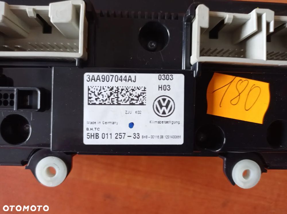 Panel klimatyzacji VW Volkswagen Passat B7 5HB011257-33 - 2