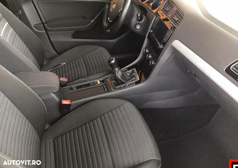Volkswagen Golf - 6