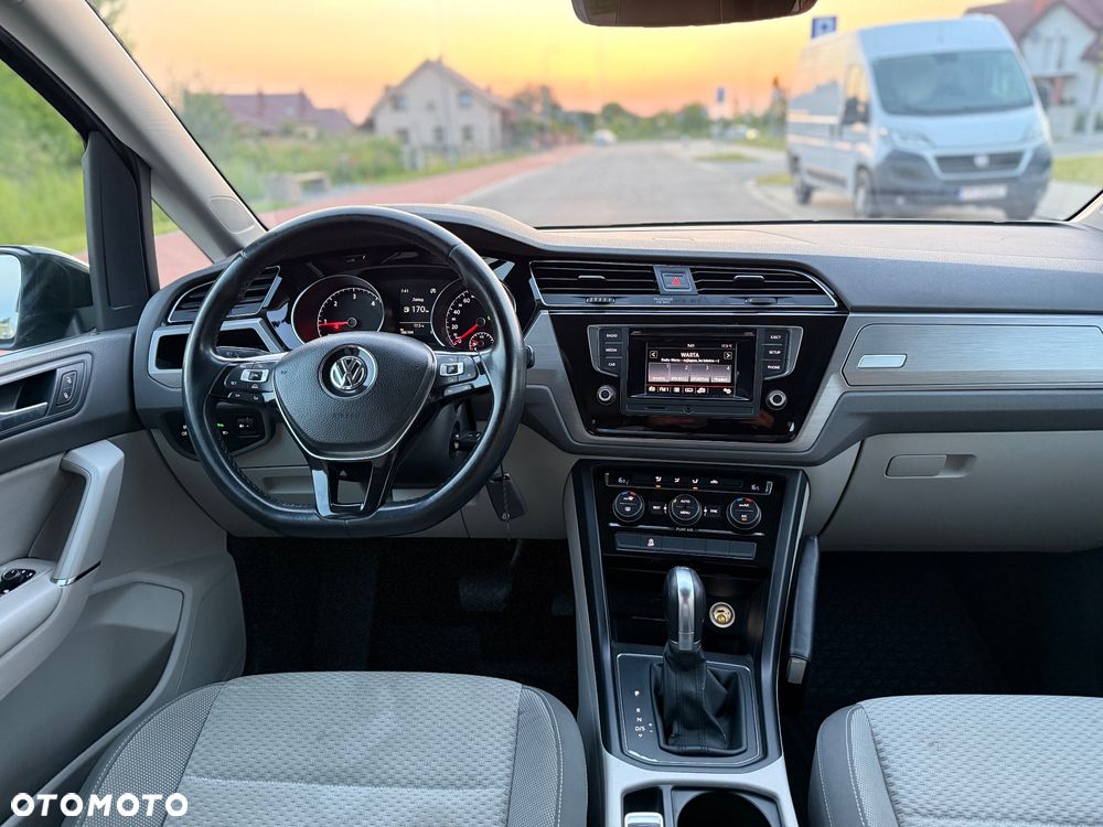 Volkswagen Touran - 12