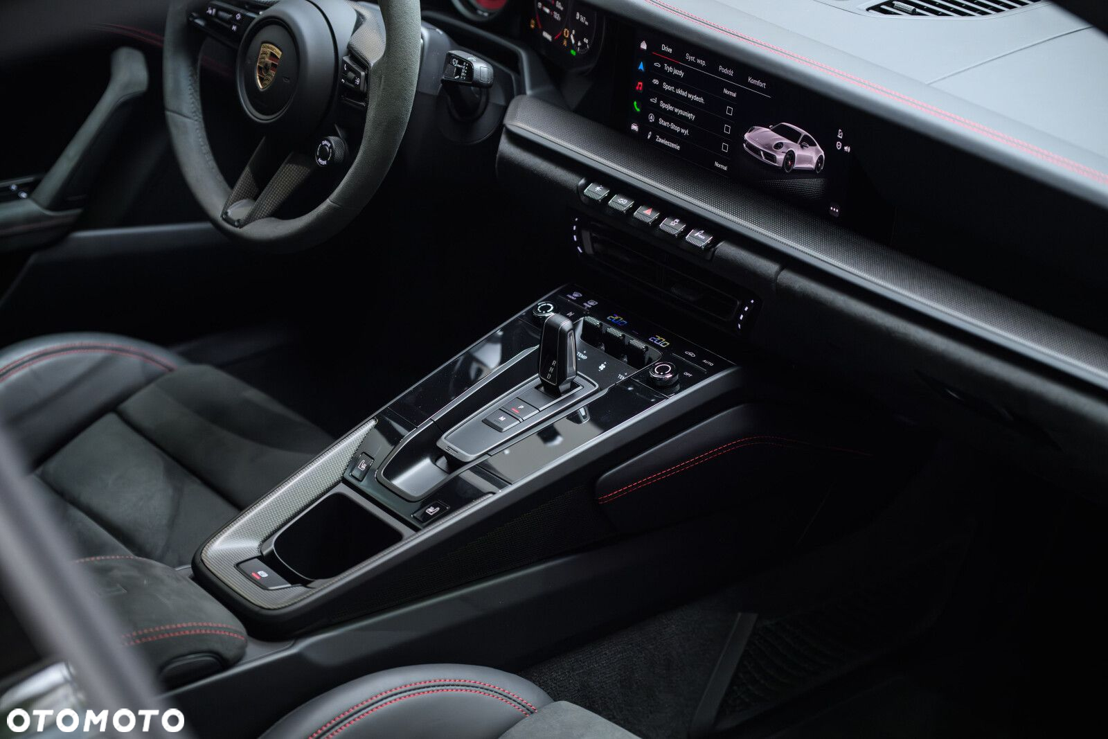 Porsche 911 Carrera 4 GTS - 13