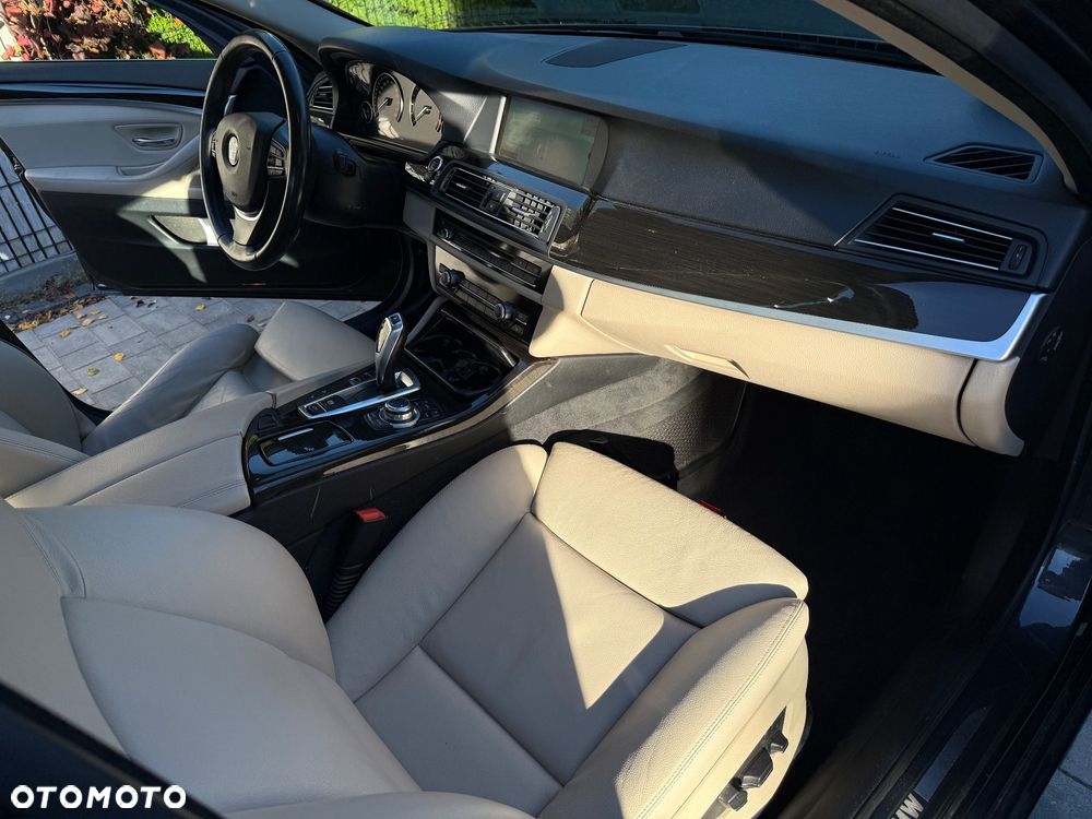BMW Seria 5 525d xDrive - 10