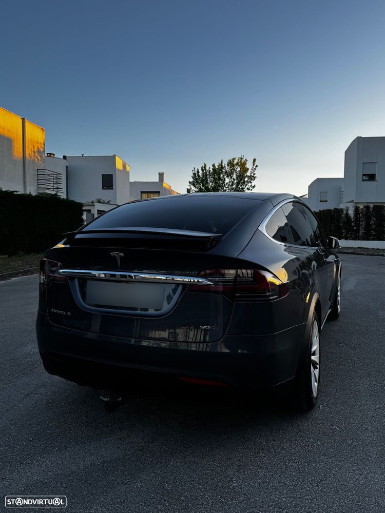 Tesla Model X 90D - 9