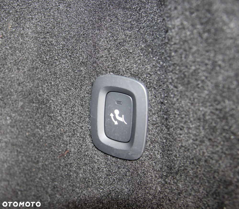 Volvo XC 60 B4 D AWD Plus Dark - 28