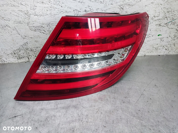 MERCEDES W204 LIFT LAMPA TYLNA PRAWA W BŁOTNIK