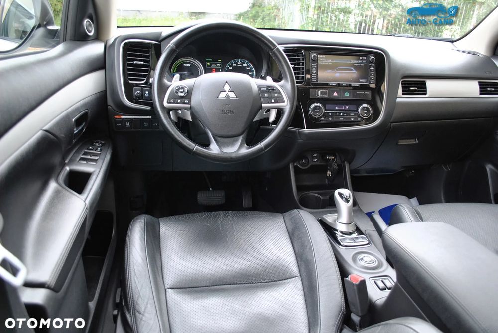 Mitsubishi Outlander Instyle NAVI + - 35