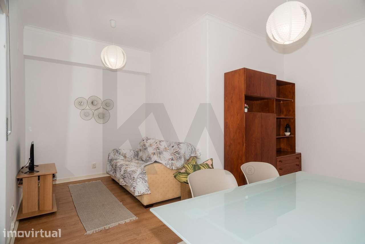 Apartamento T2 com Varanda e Garagem – Centro de Algés, Oeiras - Grande imagem: 4/23