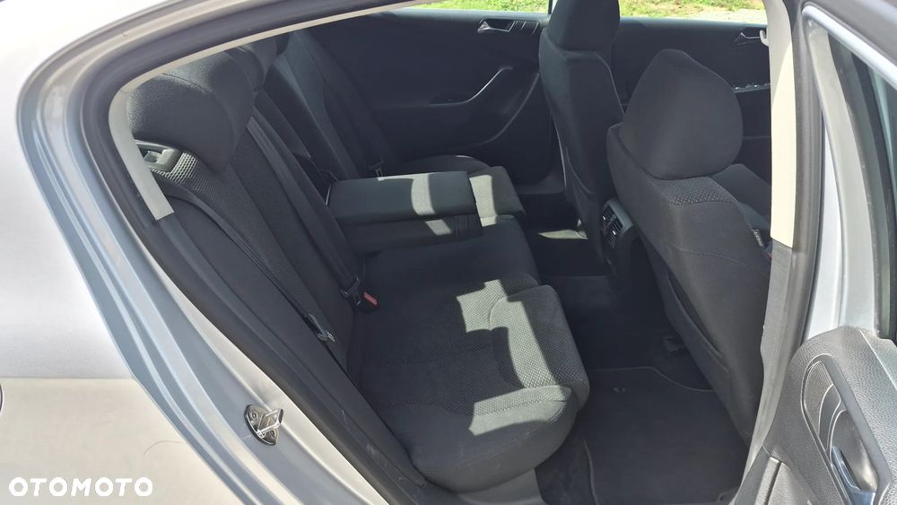 Volkswagen Passat 2.0 TDI Comfortline - 8