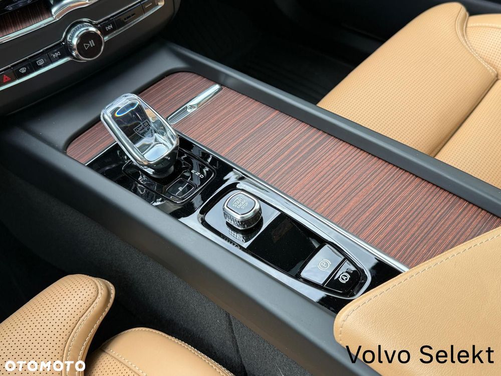 Volvo XC 60 T8 Plug-In Hybrid AWD Ultra Bright - 17