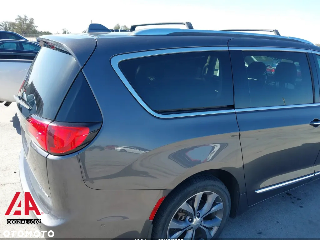 Chrysler Pacifica - 16