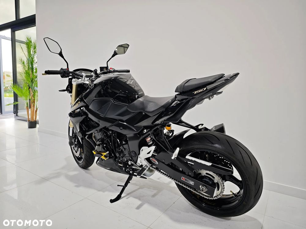 Suzuki GSR - 12
