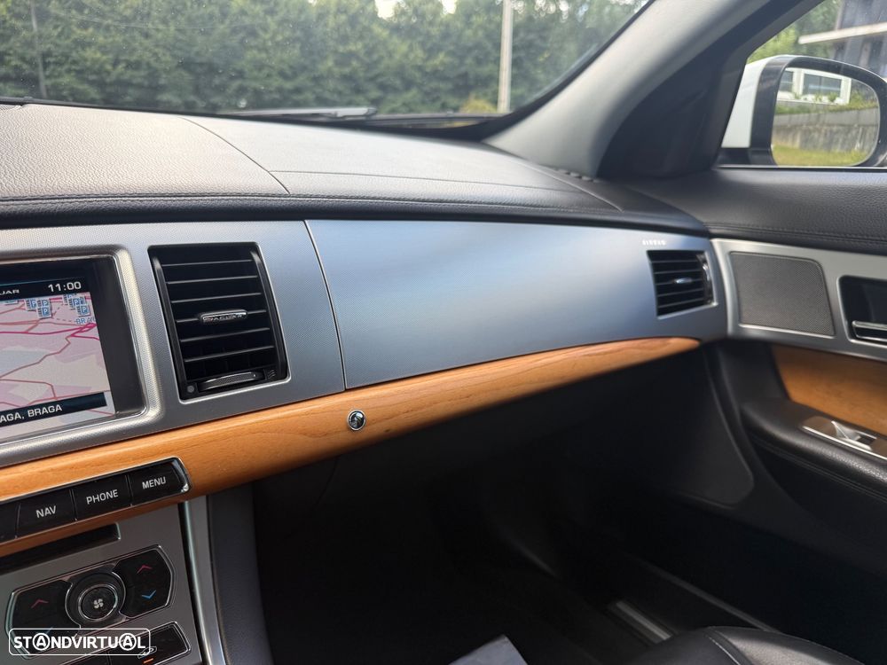 Jaguar XF Sportbrake 2.2 D Luxury - 25