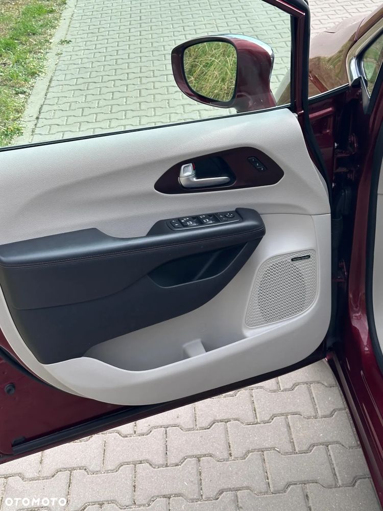 Chrysler Pacifica - 11