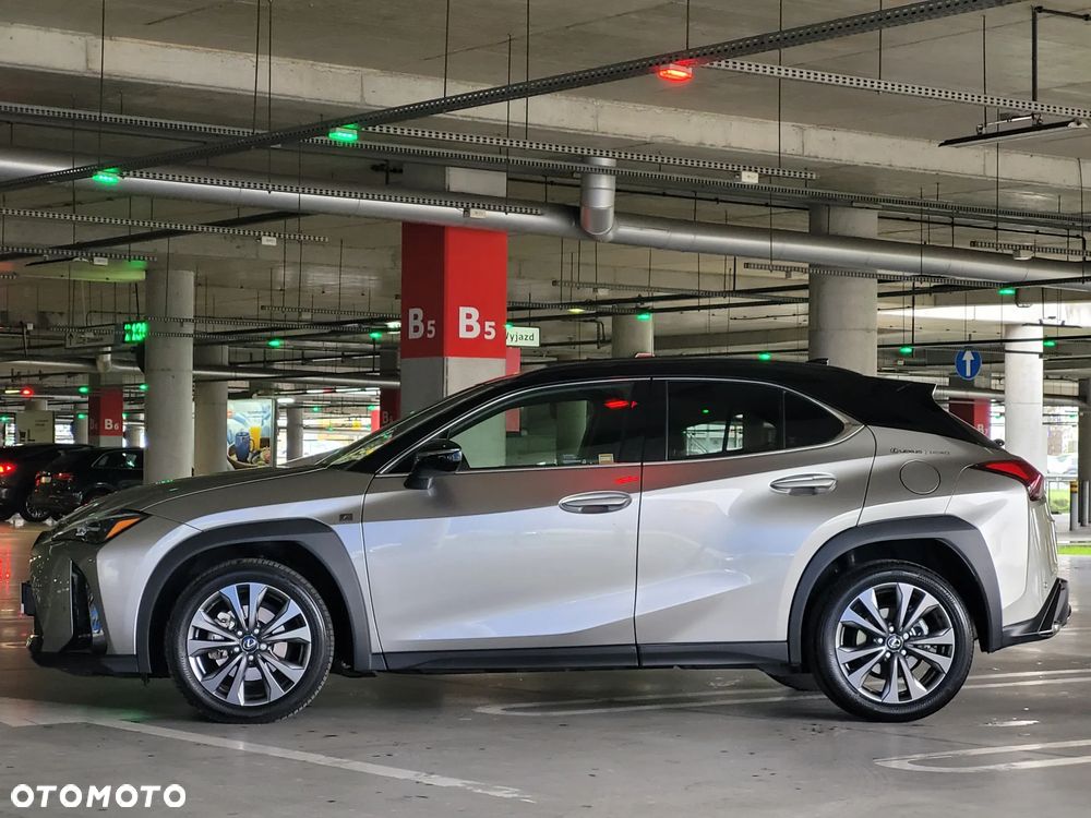 Lexus UX 300h F Sport Design - 8