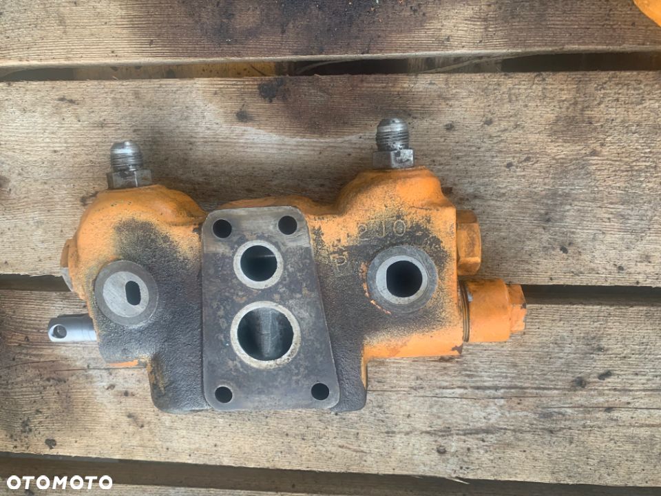 1340863C3 Rozdzielacz hydrauliczny, sekcja CASE 580 SK. Super - 6