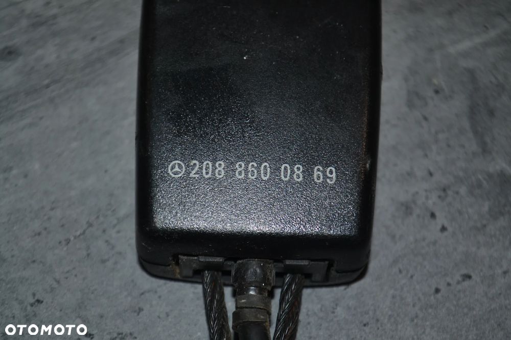 MERCEDES W208 ZAPIĘCIE ZAPINKA PASA BEZPIECZEŃSTWA PRAWE LEWE 2088600869 - 2