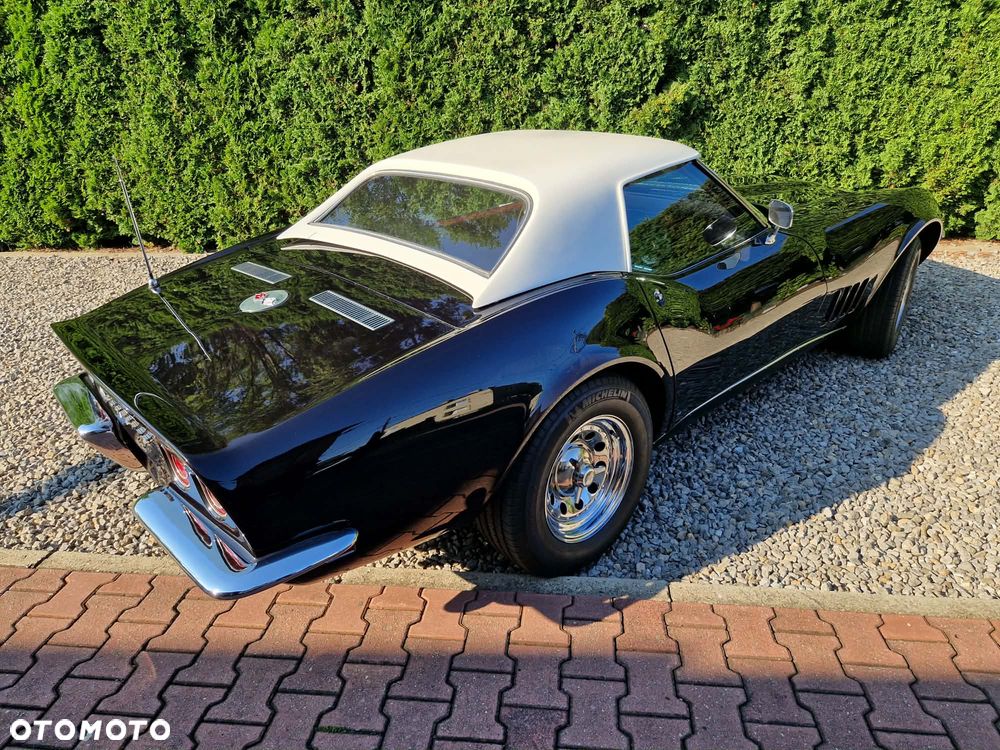 Chevrolet Corvette - 22