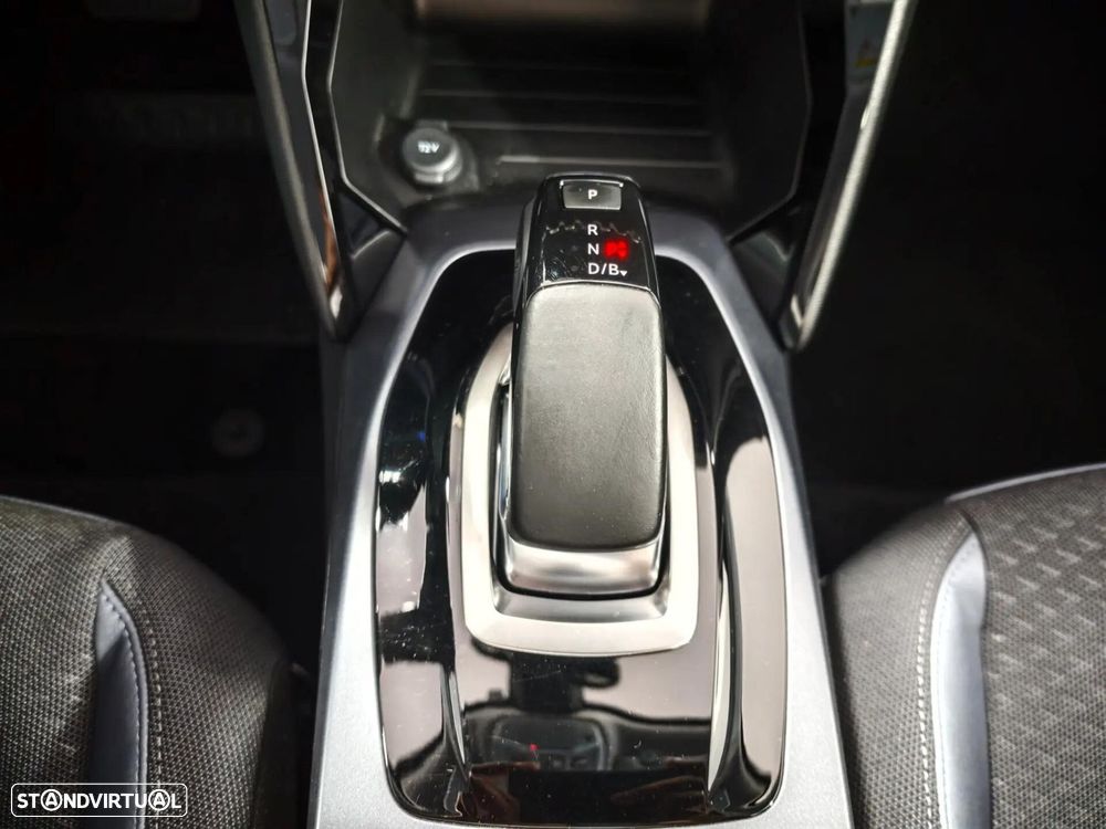 Peugeot e-2008 Allure - 18