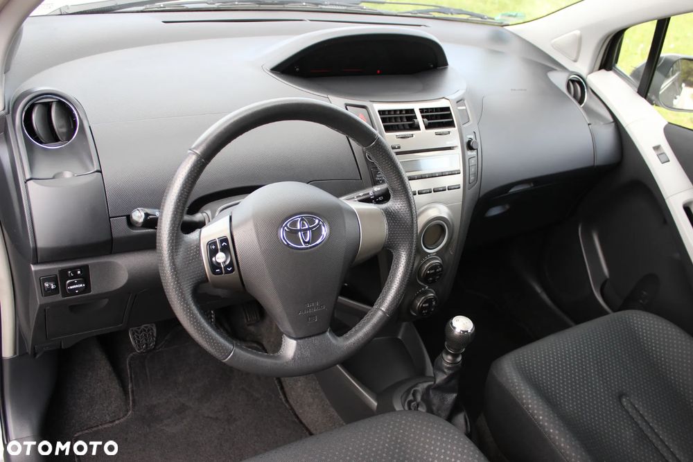 Toyota Yaris 1.33 VVT-i Executive - 27