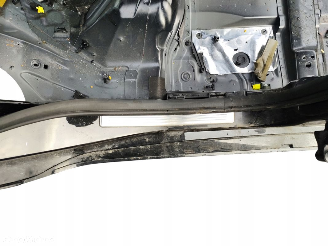 PRÓG PRAWY SŁUPEK ŚRODKOWY MERCEDES CLS C218 W218 KOLOR 197 - 2