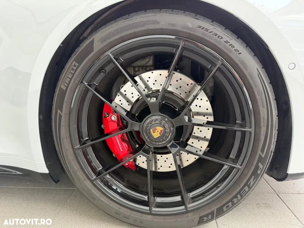 Porsche 911 Carrera 4 GTS PDK - 12