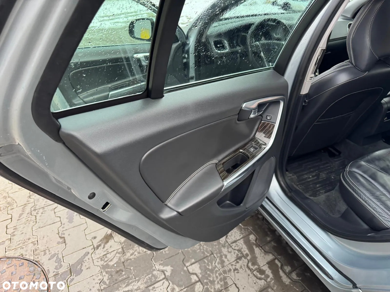 Volvo V60 D6 AWD Plug-in Hybrid R-Design Summum - 15
