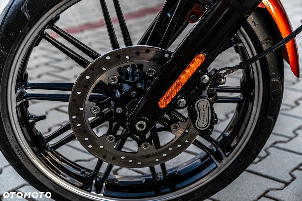 Harley-Davidson Softail Breakout - 27