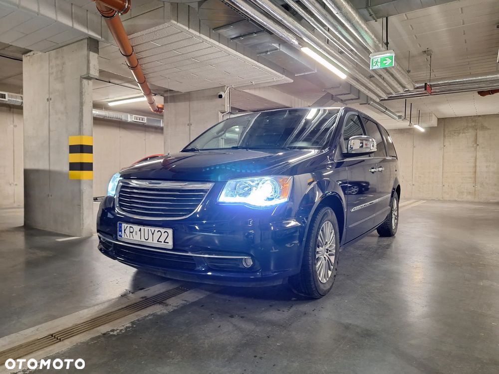 Chrysler Town & Country - 27