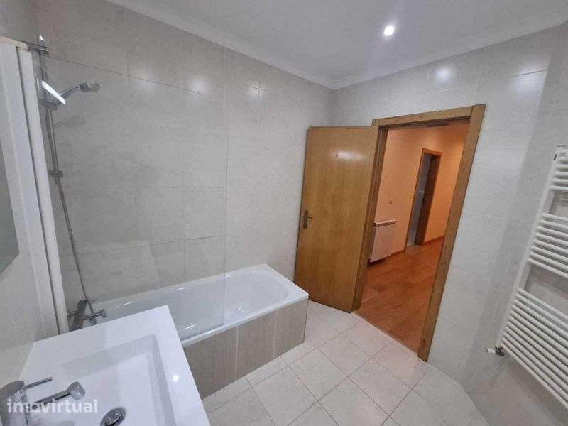 Arrendo Apartamento T2 em Bragança - Rua Abade Cicouro - Grande imagem: 5/11