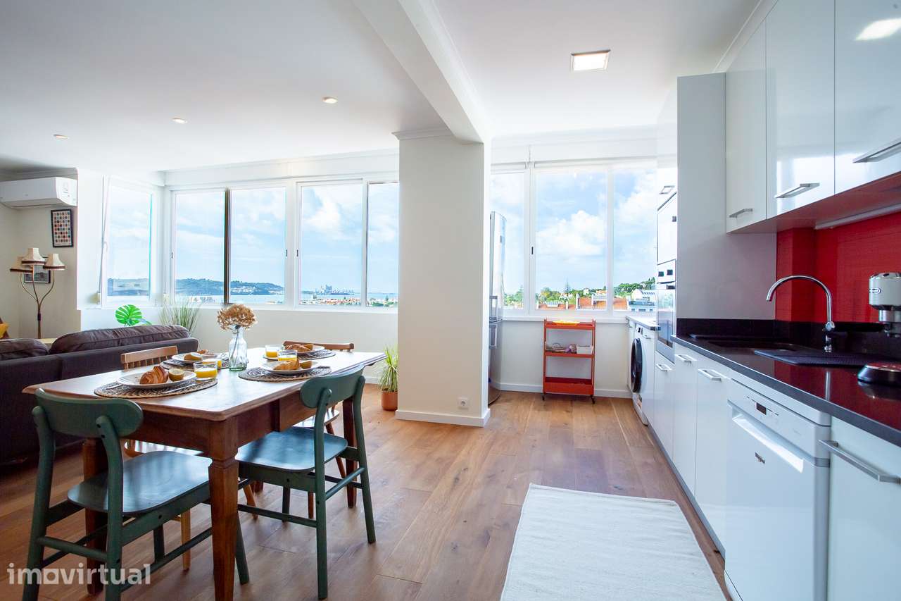 T2 Restelo – 90 m2, Vistas Tejo, Renovado e Mobilado - Grande imagem: 2/31