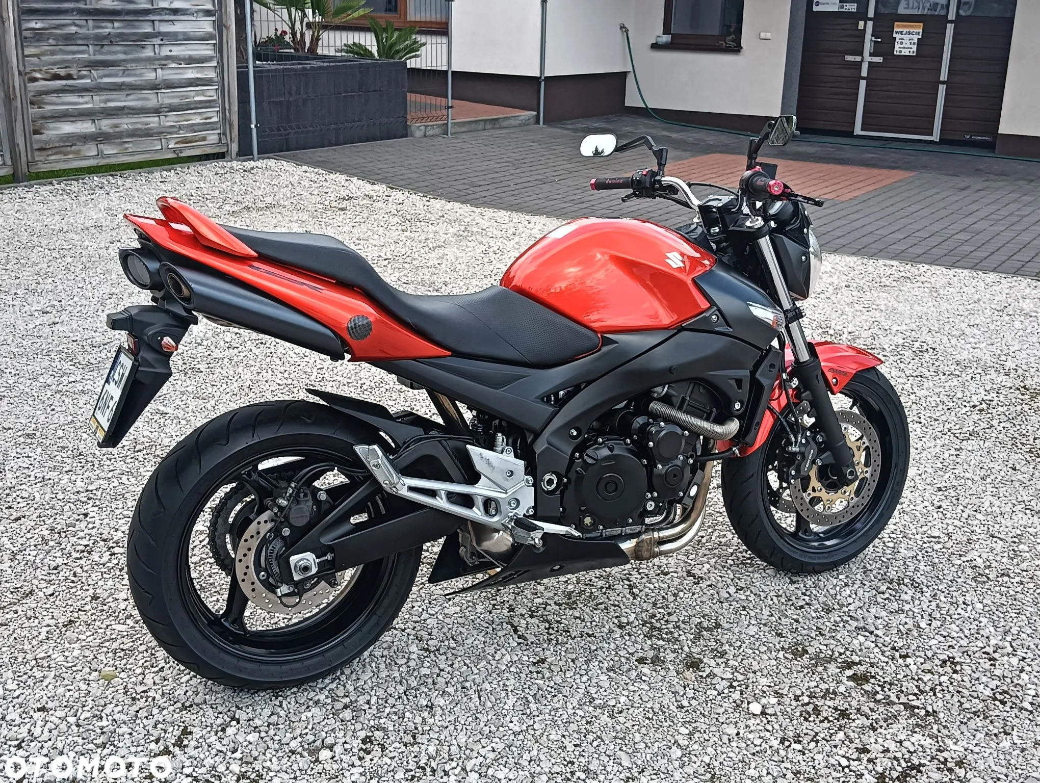 Suzuki GSR - 11