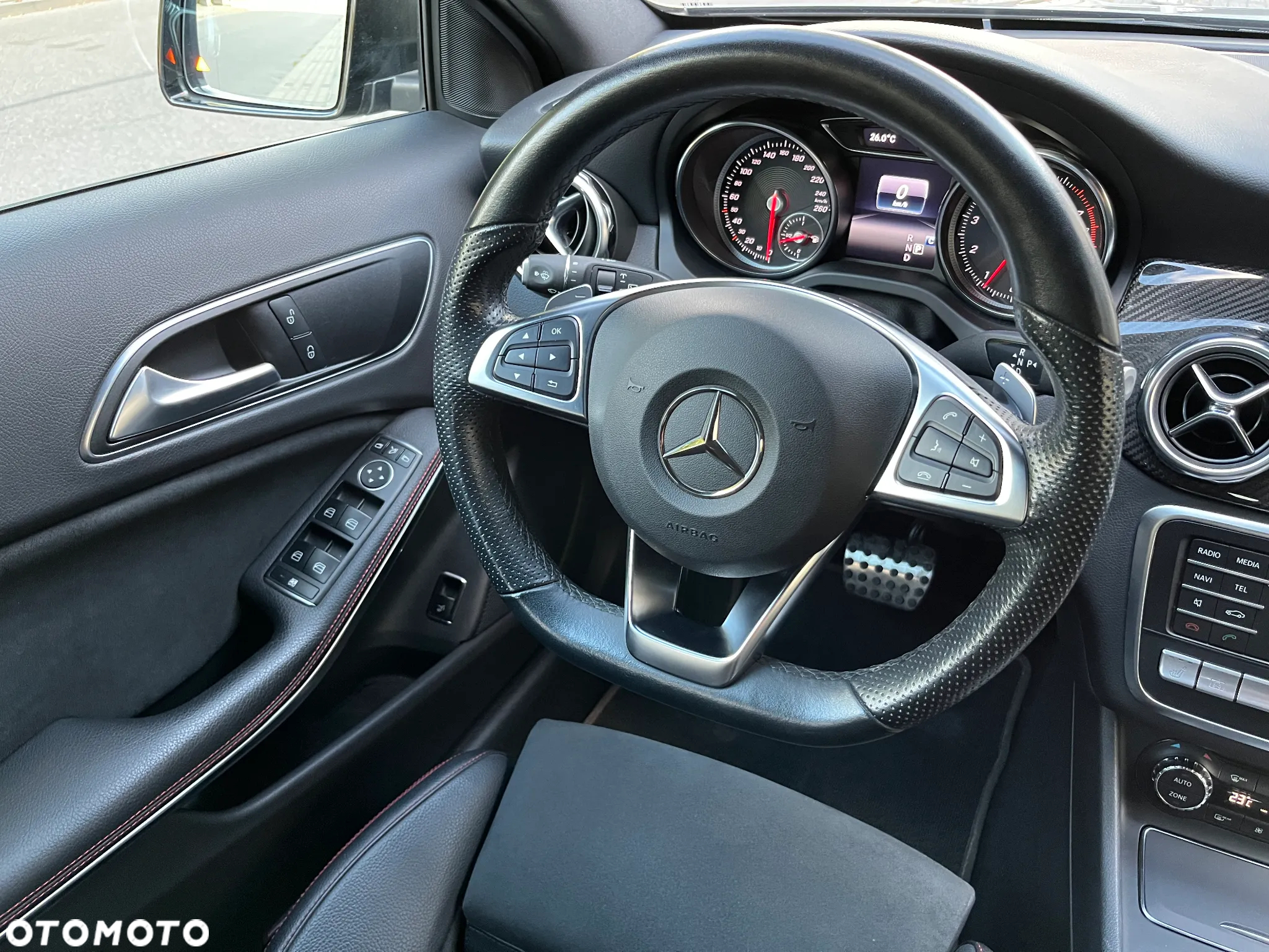 Mercedes-Benz GLA 250 4-Matic AMG Line - 28