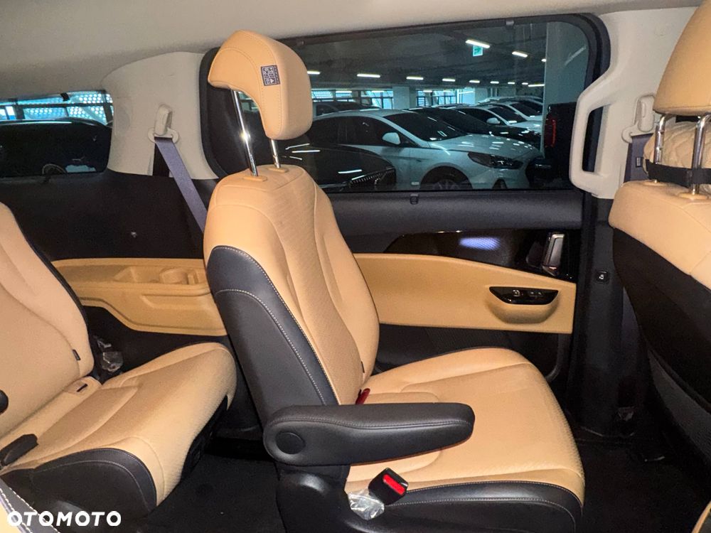 Kia Carnival - 26