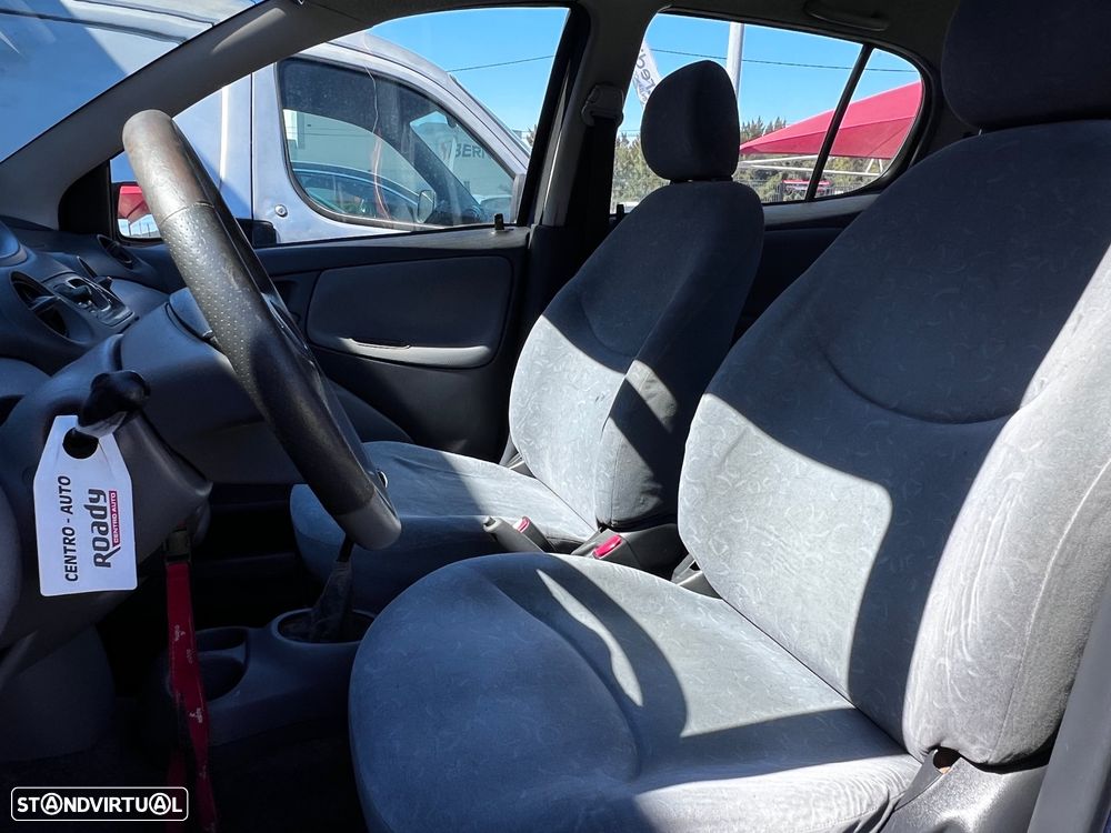 Toyota Yaris 1.0 Base C/Radio - 10
