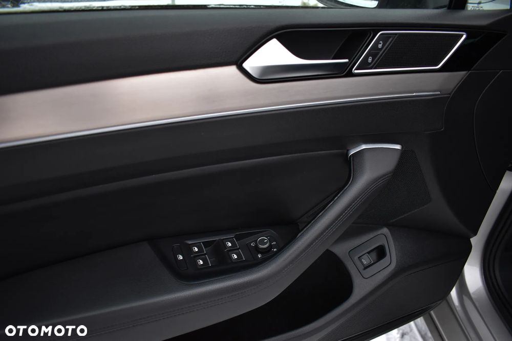 Volkswagen Passat 2.0 TDI DSG BlueMotion Technology R-Line - 12