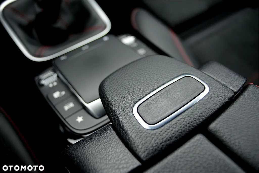 Mercedes-Benz CLA 180 Shooting Brake AMG Line - 33