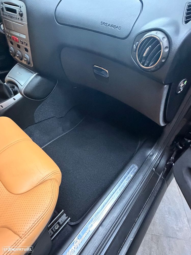 Alfa Romeo GT 1.9 JTD M-JET Distinctive - 40