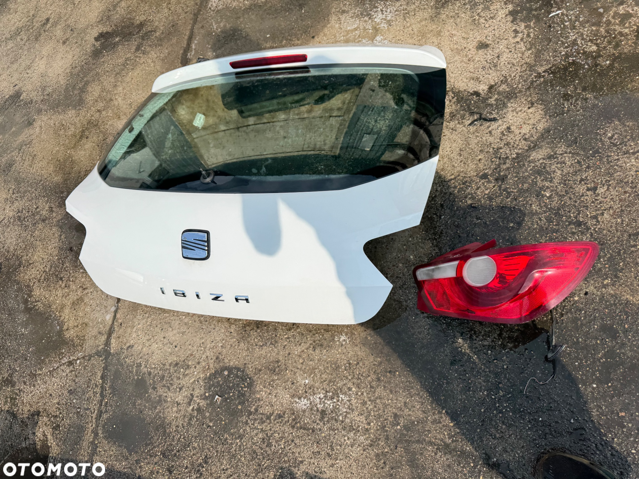 Seat ibiza 4 biały biała  Klapa tył tylnia klapa bagażnika-500zl  Lampa tył tylnia prawa -100zl  Zderzak tył tylni biały -250zl  Węże klimatyzacji -250zl   Szybka wysyłka paragon faktura  Klapa bagażnika - 5
