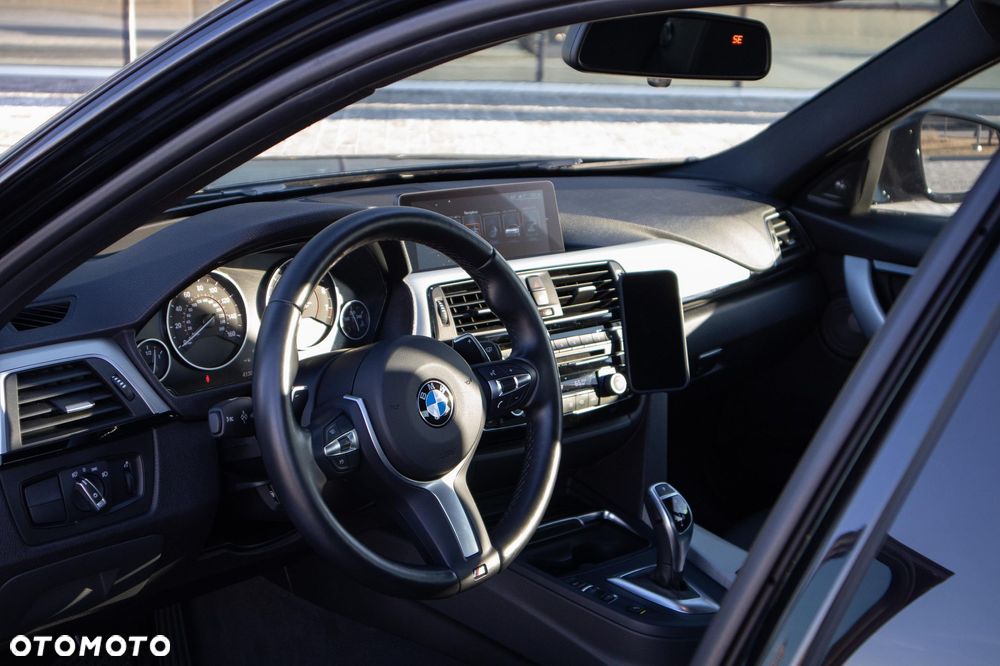 BMW Seria 3 330i Sport Line sport - 17