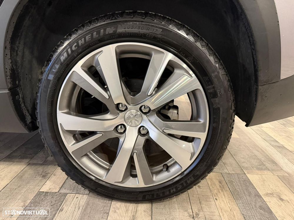 Peugeot 2008 1.2 PureTech Allure EAT6 - 28