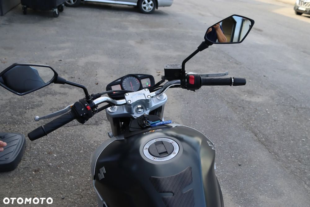 Suzuki GSR - 19