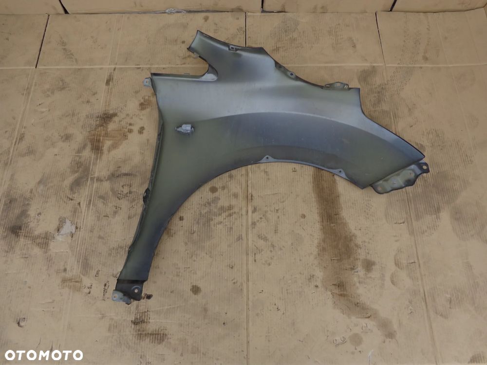 TOYOTA VERSO 09-13 blotnik lewy przedni 1G3 - 2