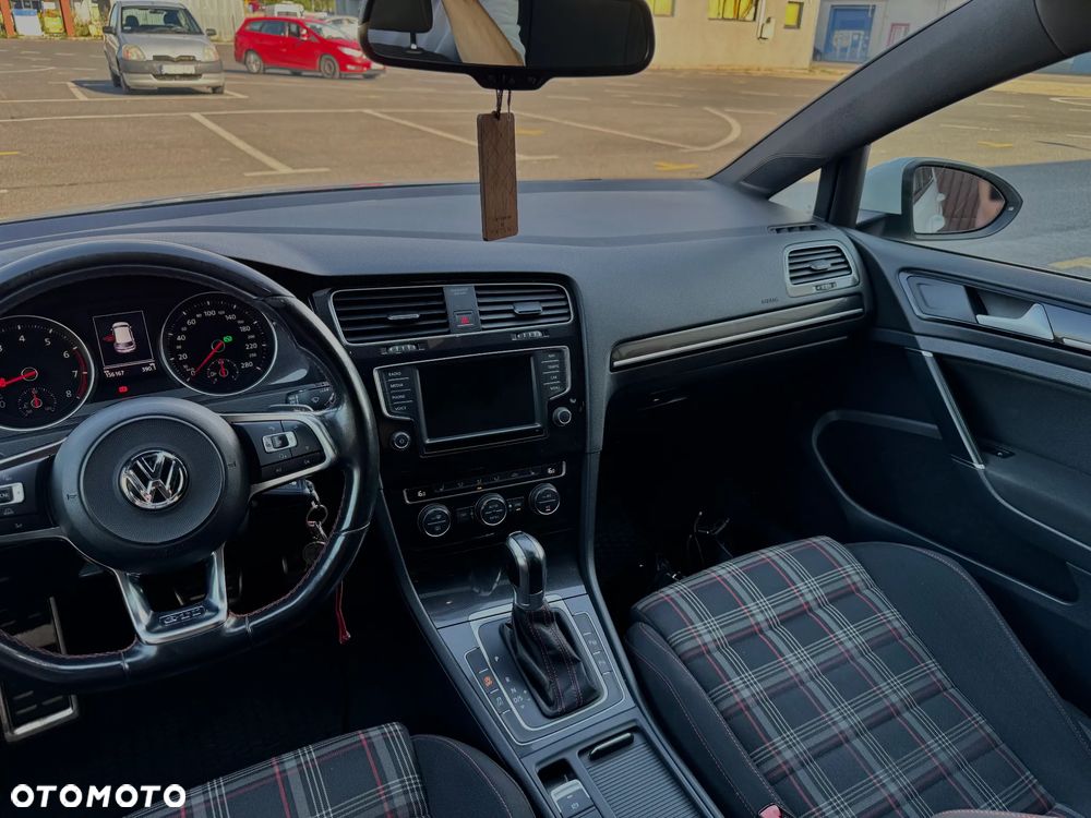 Volkswagen Golf - 11