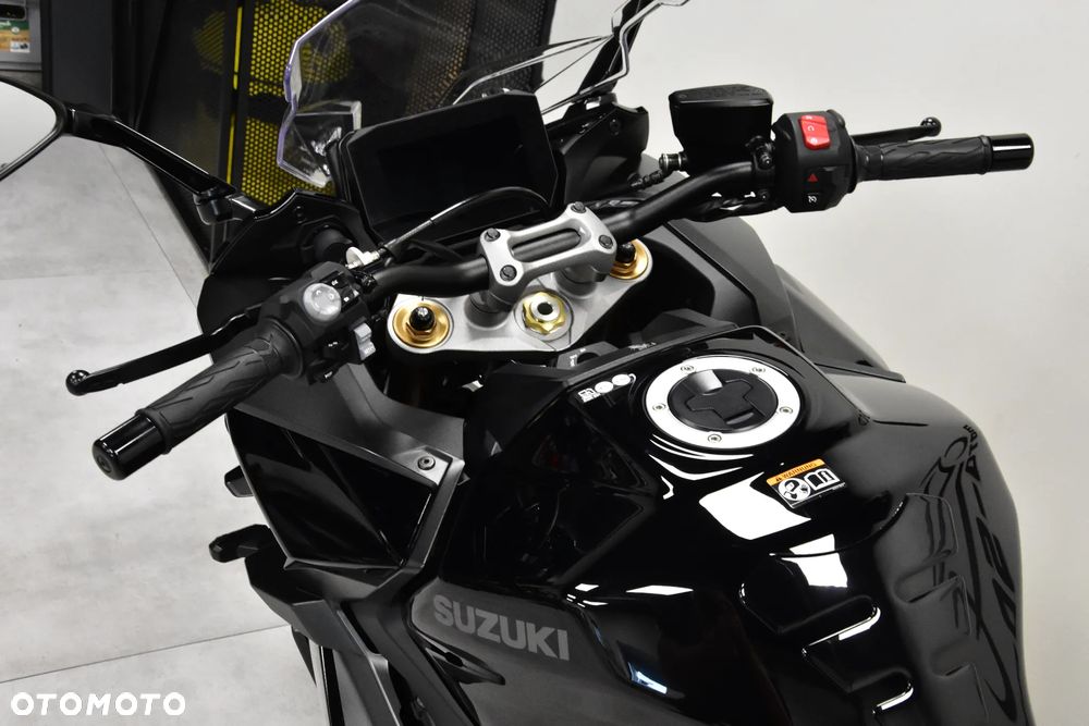 Suzuki GSX - 17
